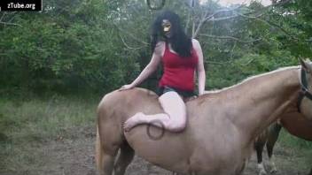 Lady screws horse to achieve her own orgasm